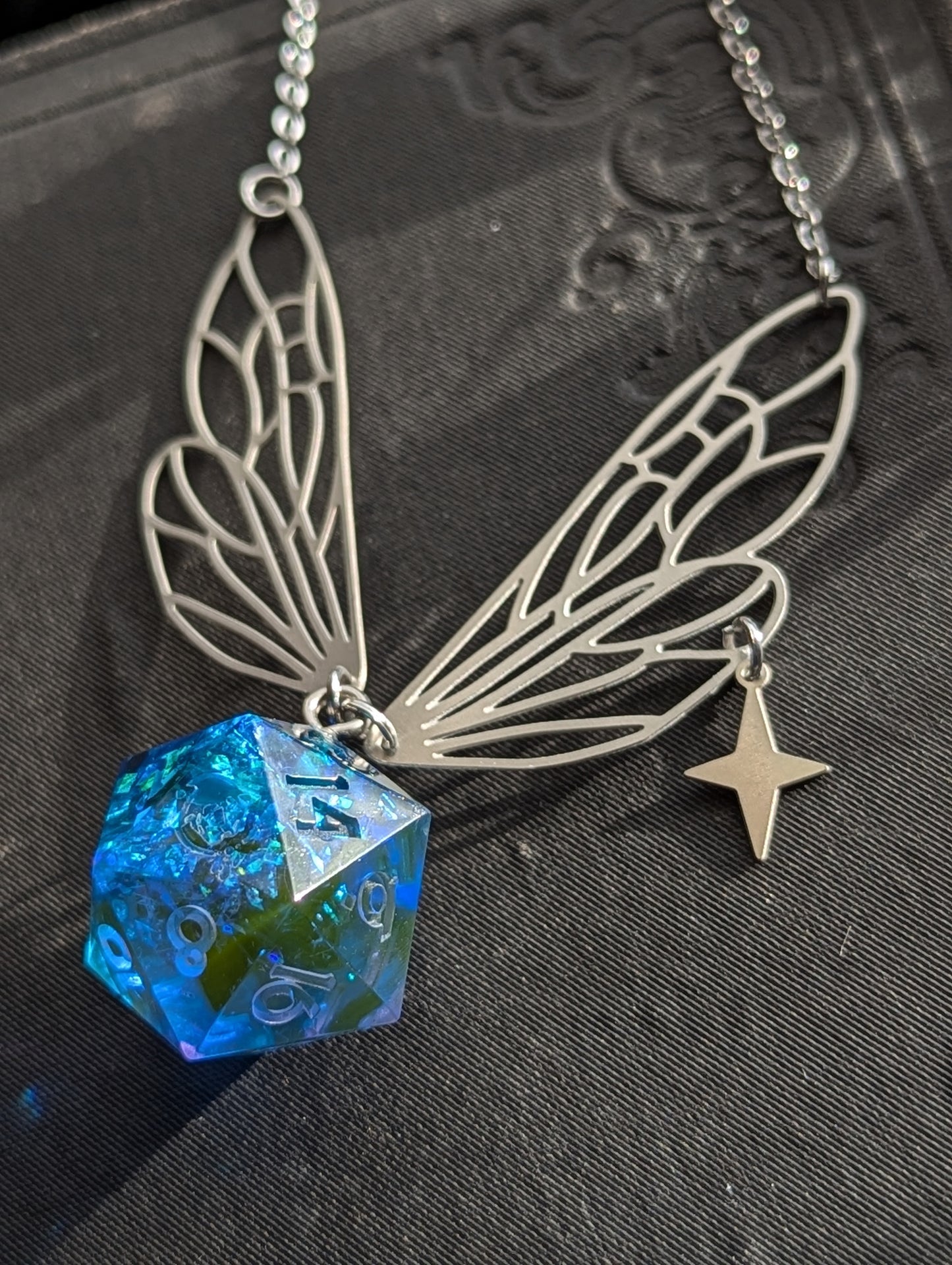 Fairy Glass d20 Pendant (Silver)