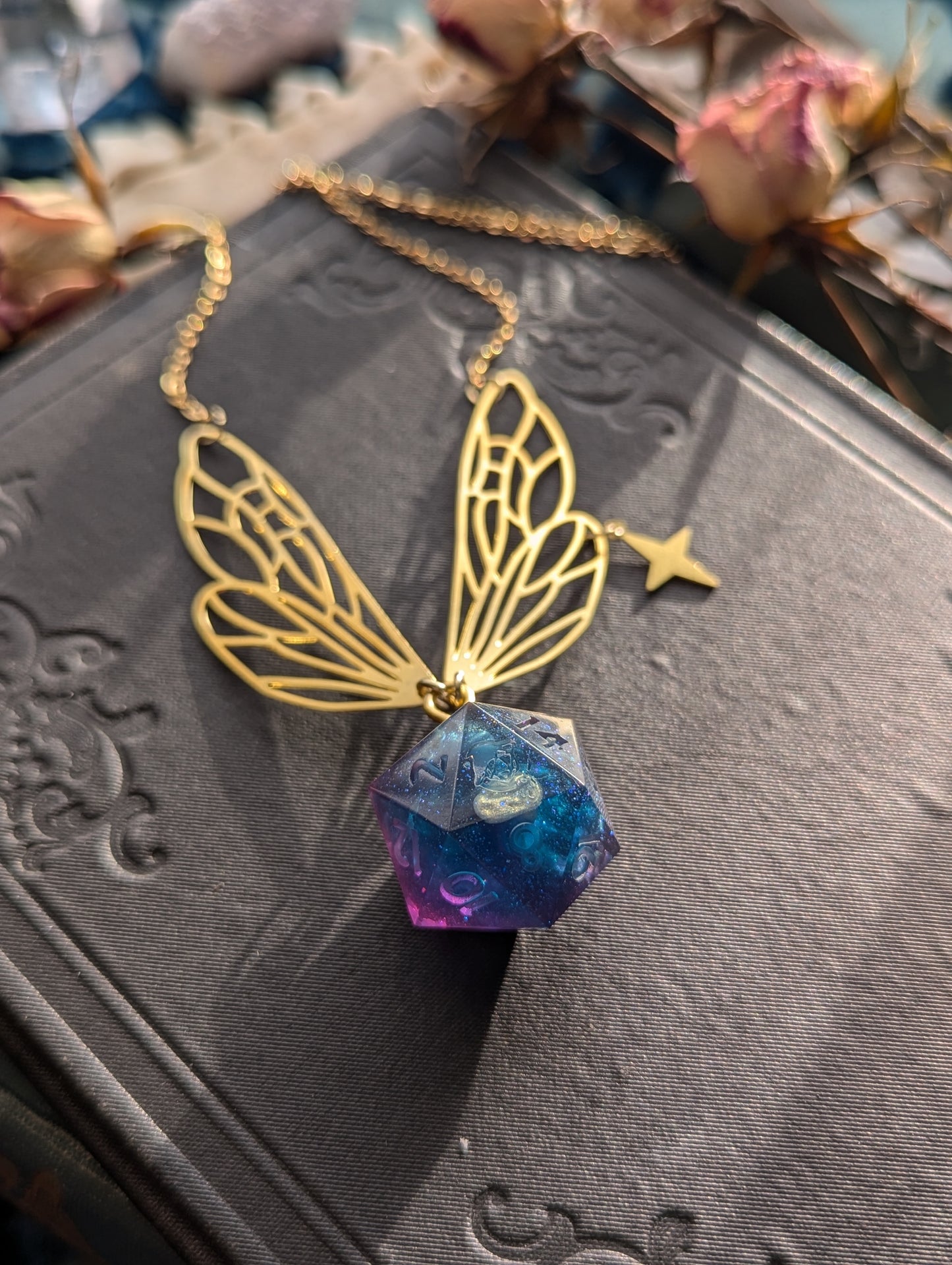 Fairy Glass d20 Pendant (Gold)