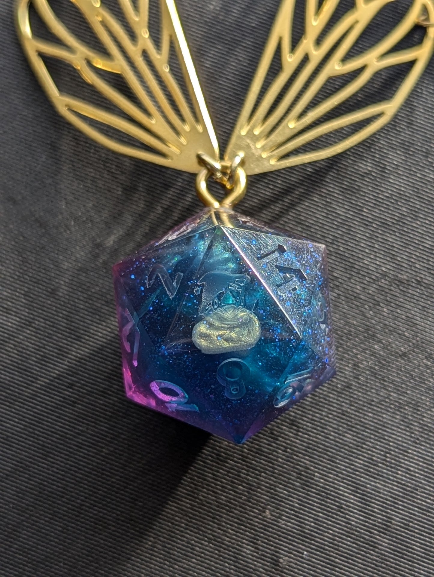 Fairy Glass d20 Pendant (Gold)