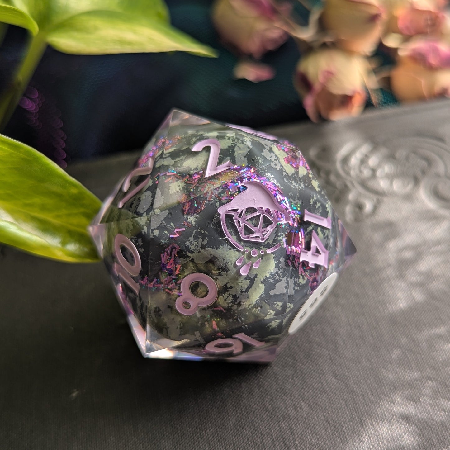 Dungeon Geode (Amethyst) - 40mm Chonk d20 Single Dice